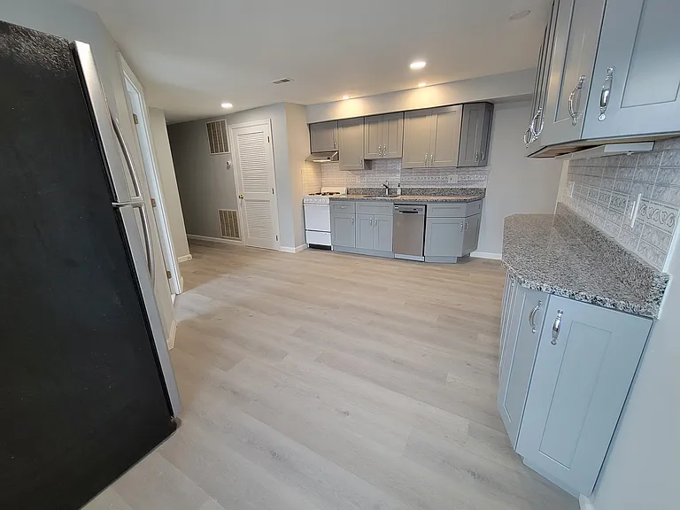 552 N 17th St #3F — Photo 7