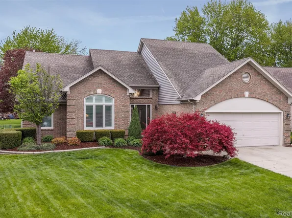20933 Ivy Cir, Macomb, MI 48044