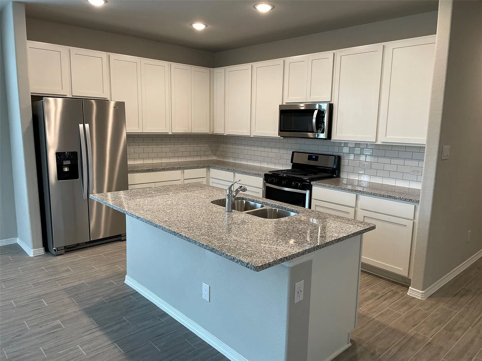 4 bed, 3.0 bath, 2017 sqft, $2,050 — Photo 2