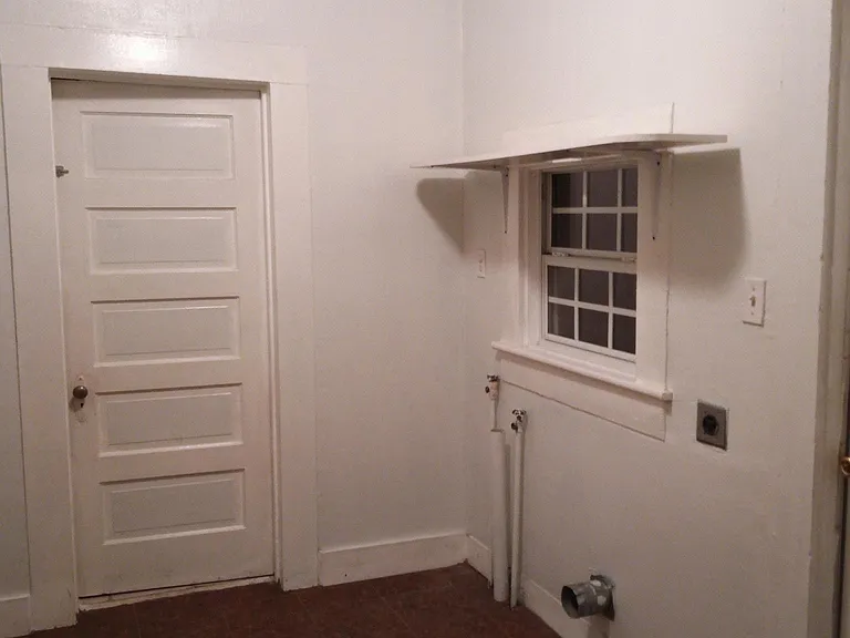 1128 Essex St — Photo 4