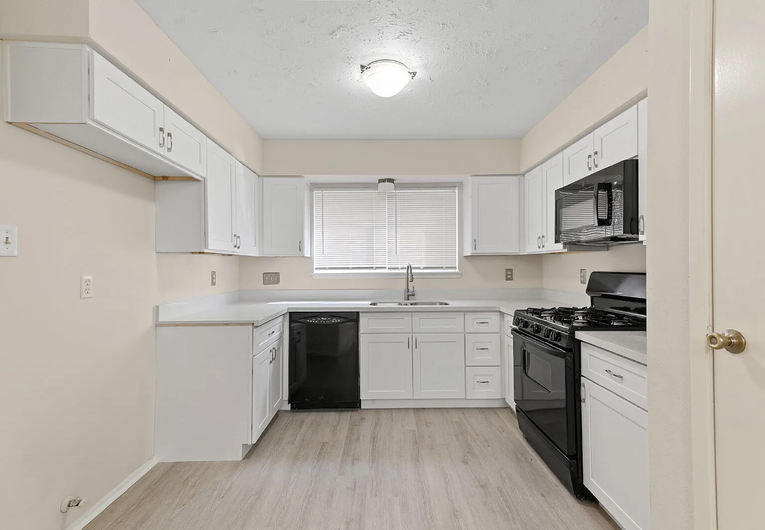 3 bed, 2.0 bath, 1534 sqft, $1,700 — Photo 2