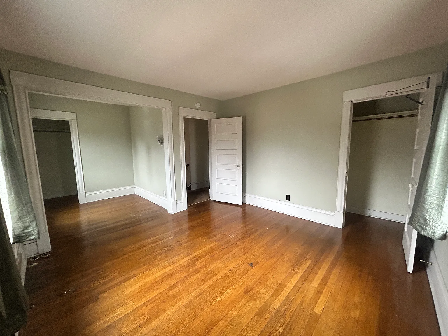 6 bed, $3,750 — Photo 1