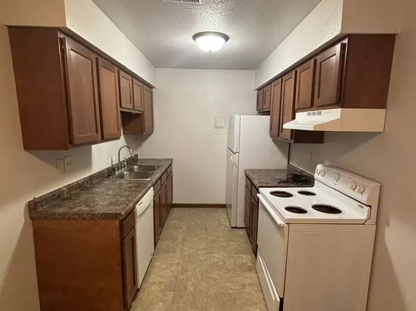 Le Chateau, 733-747 Russell Rd #747-27, Waterloo, IA 50701