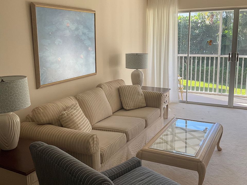 Comfortable living room with view of the gardens