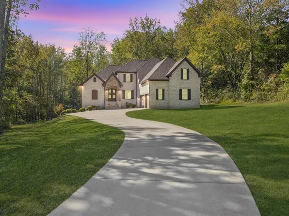 1040 Washington Dr, Cottontown, TN 37048