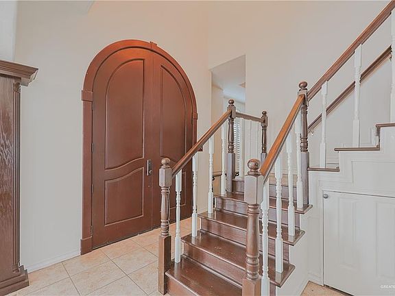 3rd image of 906 San Cristobal St