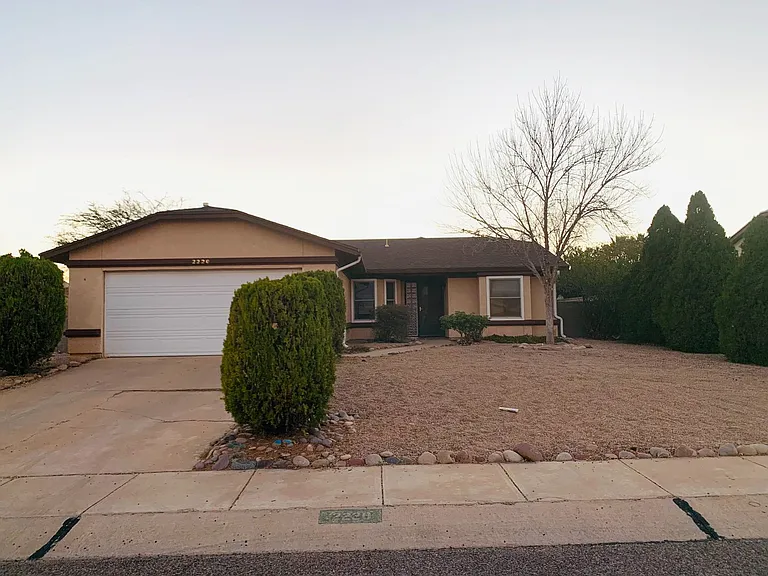 2220 Iris Dr — Photo 1