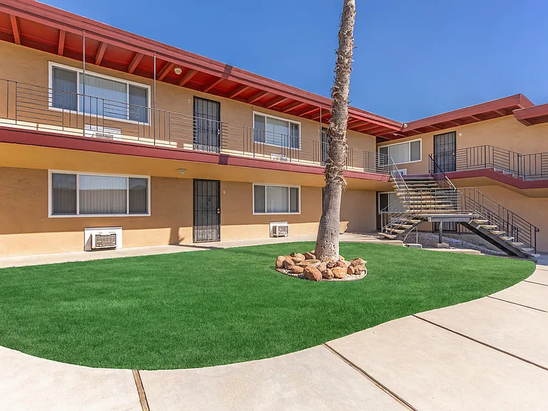 Oakridge Apartments — Photo 7