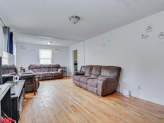 3rd image of 676 Lorraine Dr
