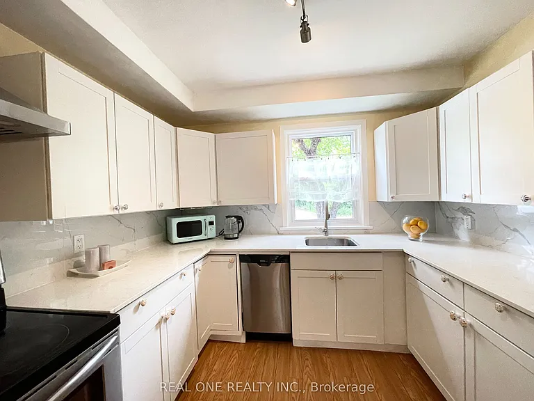 290 Westcourt Pl — Photo 12