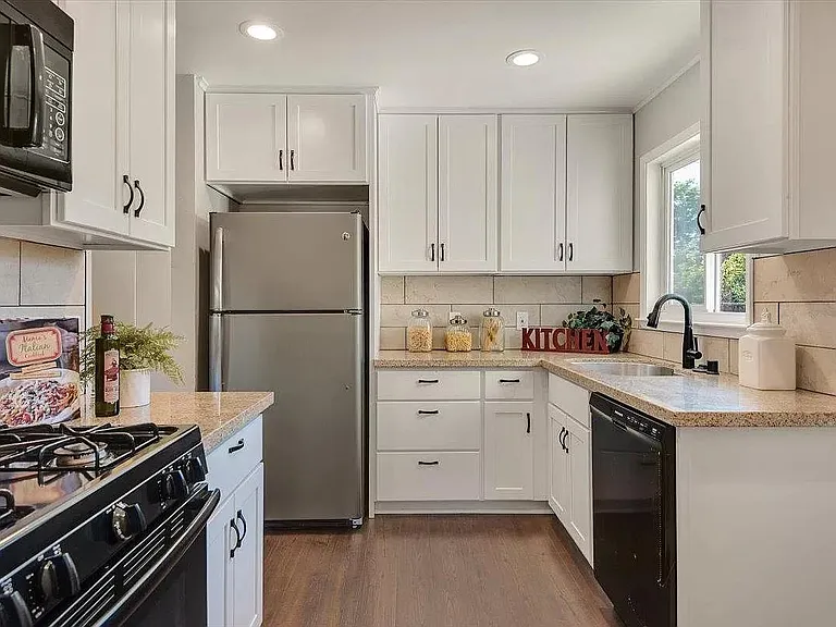 1202 Foley Ave — Photo 4