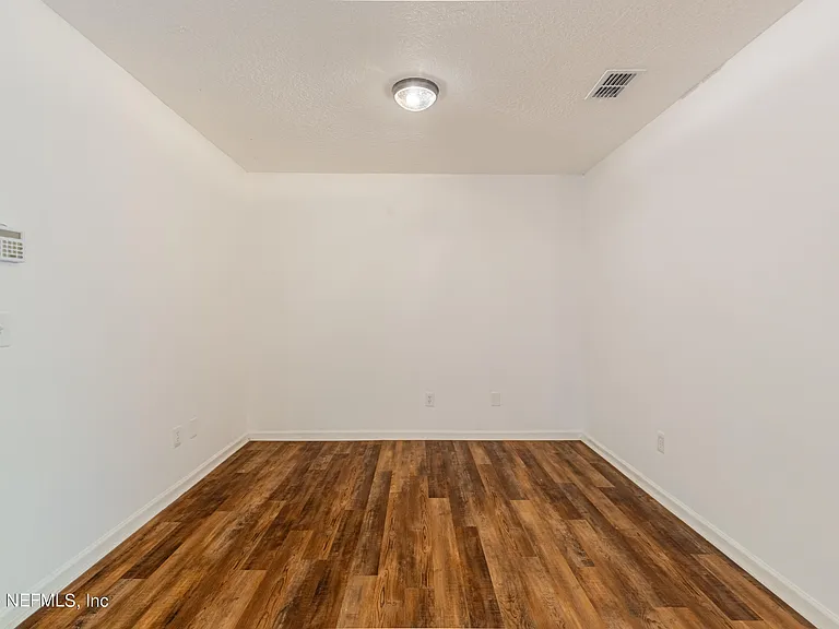 1630 Vineland Cir #B — Photo 8