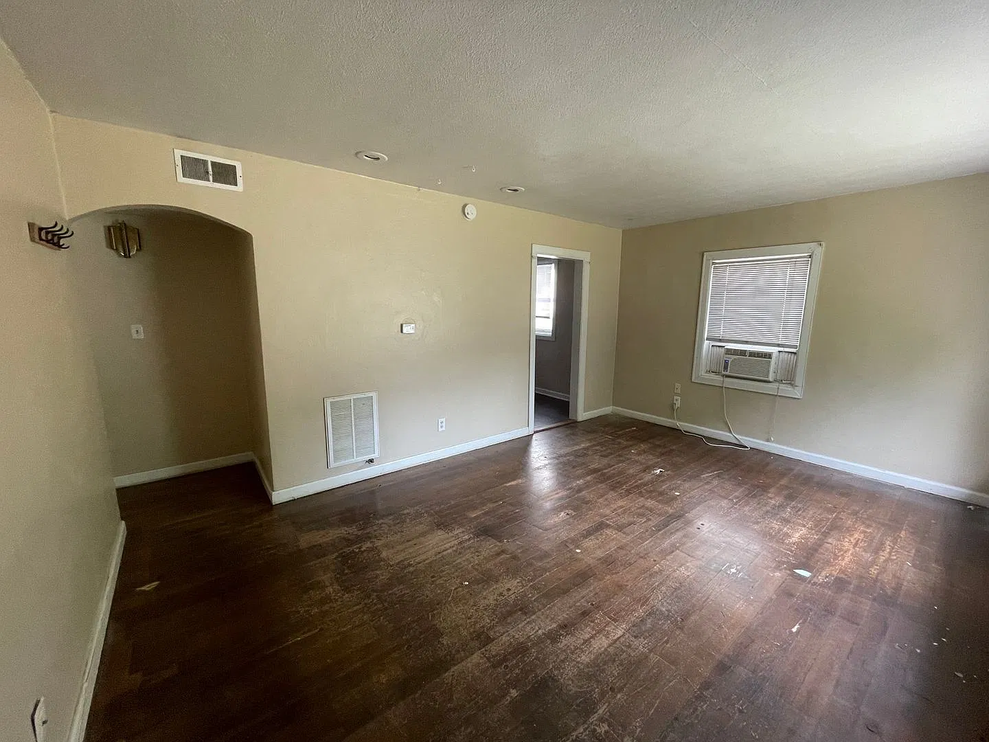 3 bedroom, 1 bathroom and detached garage! — Photo 2
