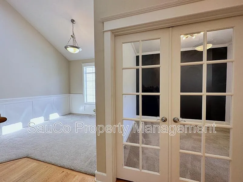 4 bed, 2.5 bath, 2694 sqft, $3,649 — Photo 4