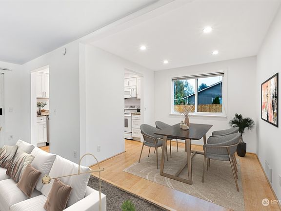 The dining room digitally staged>