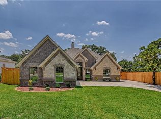 908 Shady Oaks Dr, Kennedale, TX 76060