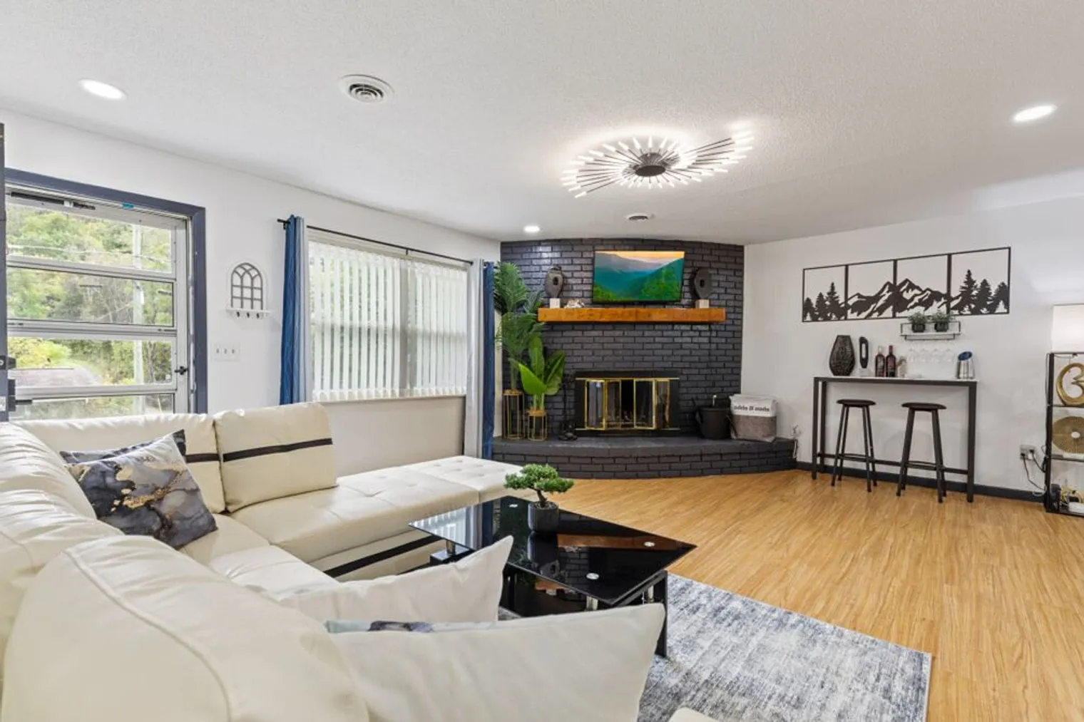 3 bed, 2.0 bath, 1313 sqft, $5,161 — Photo 1
