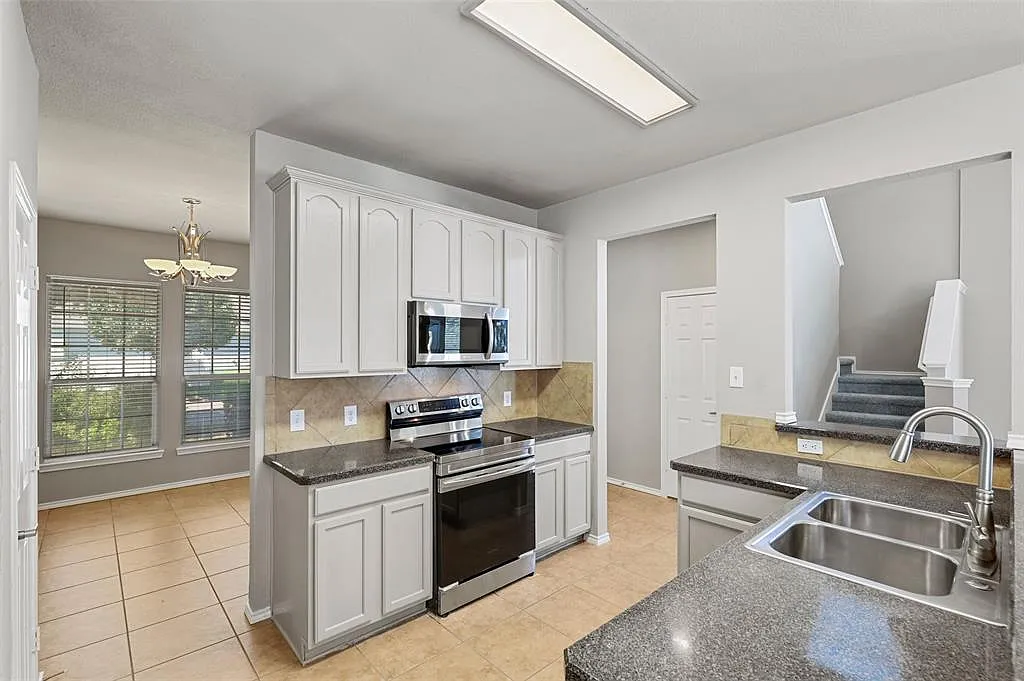 3 bed, 2.5 bath, 2263 sqft, $1,975 — Photo 4