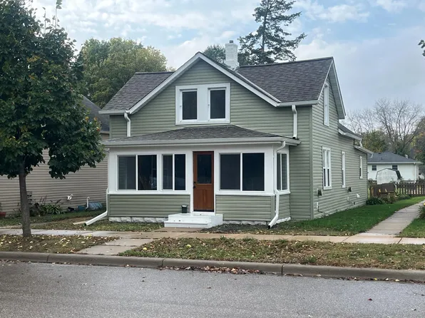 215 N Maple St, Chaska, MN 55318