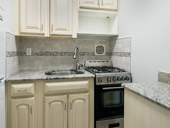 4th image of 135 E 54th St APT 7C