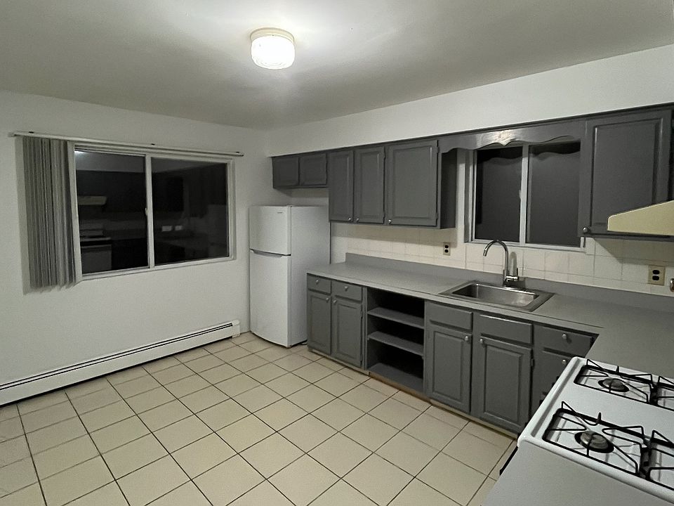 1st image of 597 Greeley Ave #3
