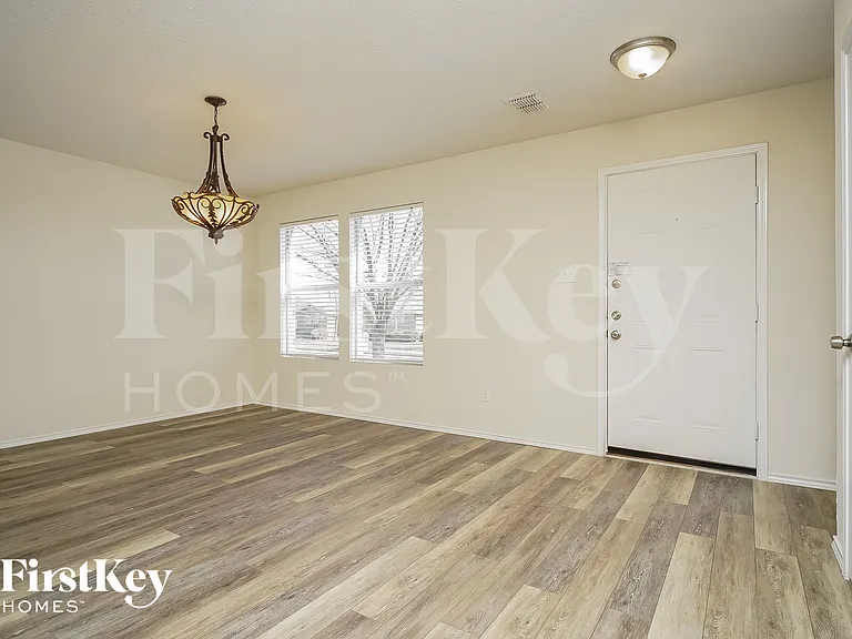 1464 Greenbrook Dr — Photo 4