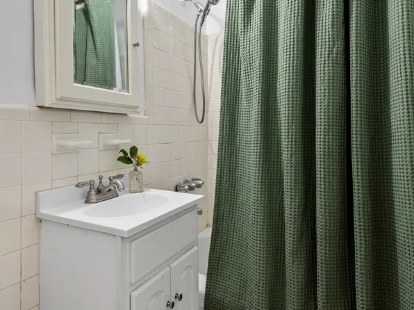 400 East 17th Street 300 image 5 of 6