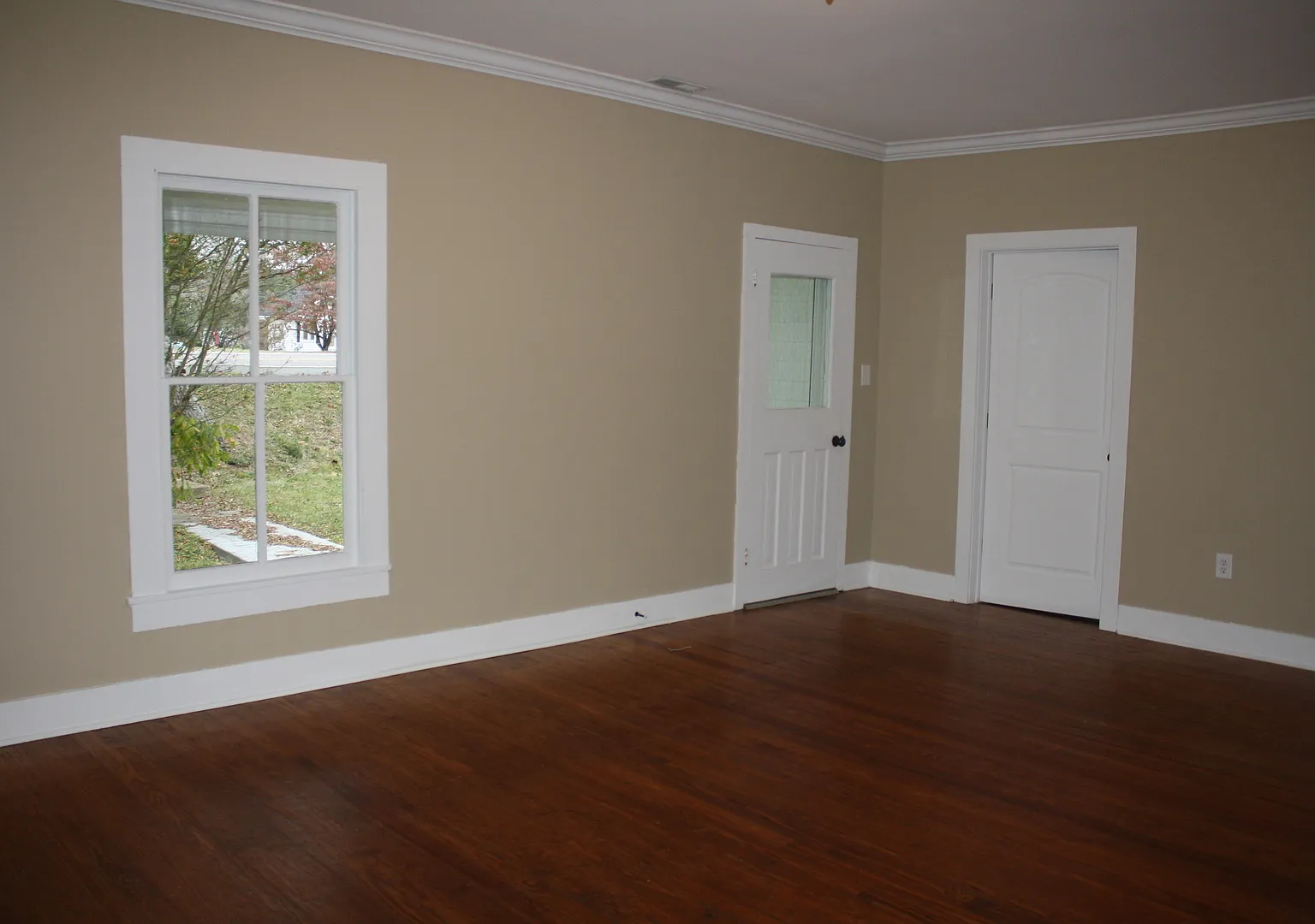 3 bed, 1.0 bath, 1300 sqft, $1,600 — Photo 2