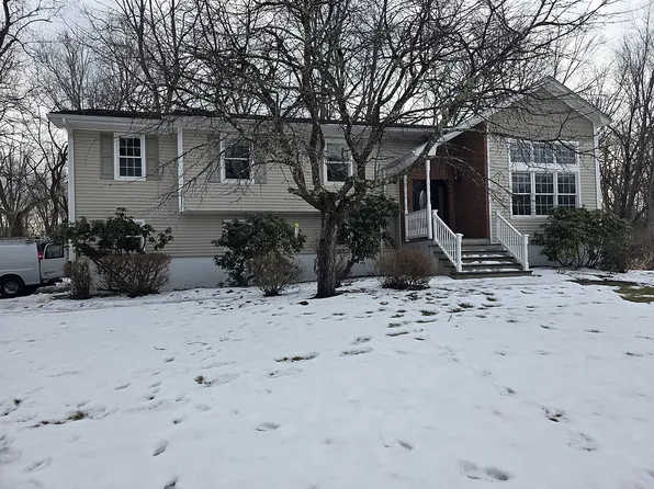 32 Pinebrook Loop, Hopewell Junction, NY 12533