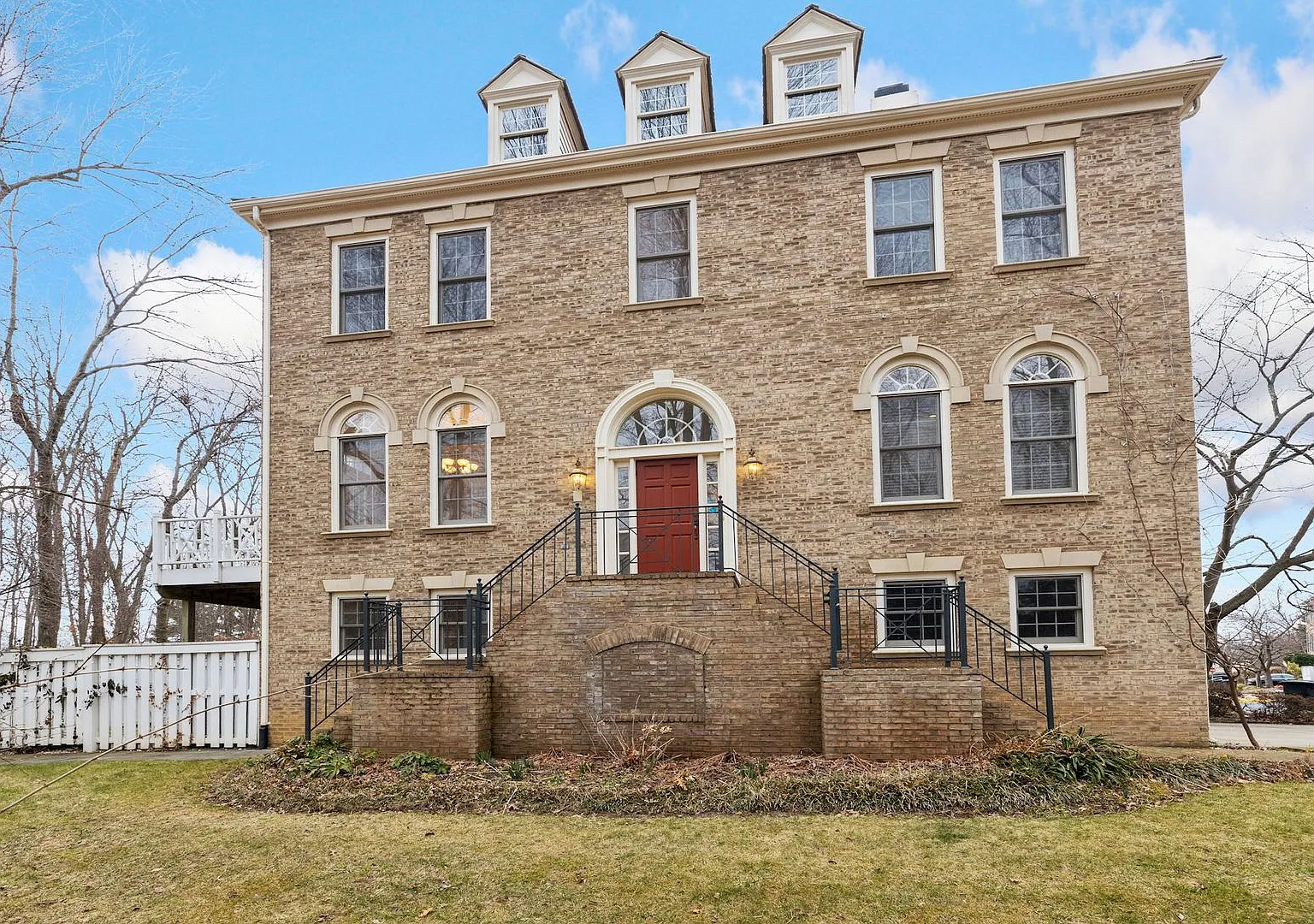 3 Bedroom 3.5 Bathroom Townhouse// Vienna// Parking for 4 cars + Finished Basement — Photo 1