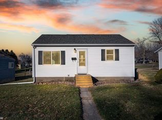 1213 E 4th St, Vinton, IA 52349