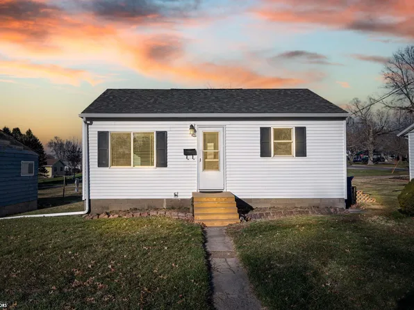 1213 E 4th St, Vinton, IA 52349
