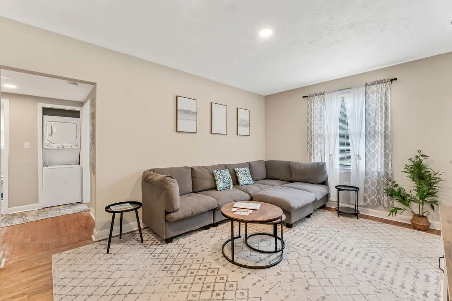 2 bed, 1.0 bath, 1496 sqft, $1,805 — Photo 3