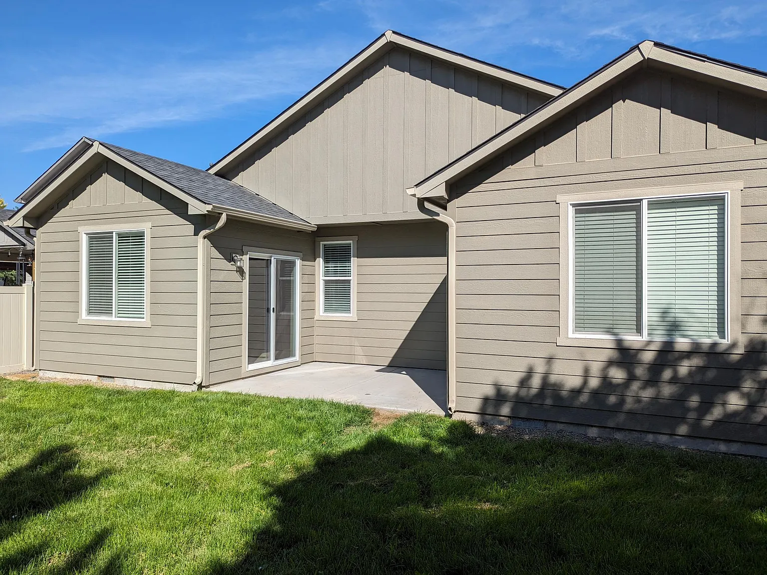 4 bed, 1979 sqft, $2,395 — Photo 2
