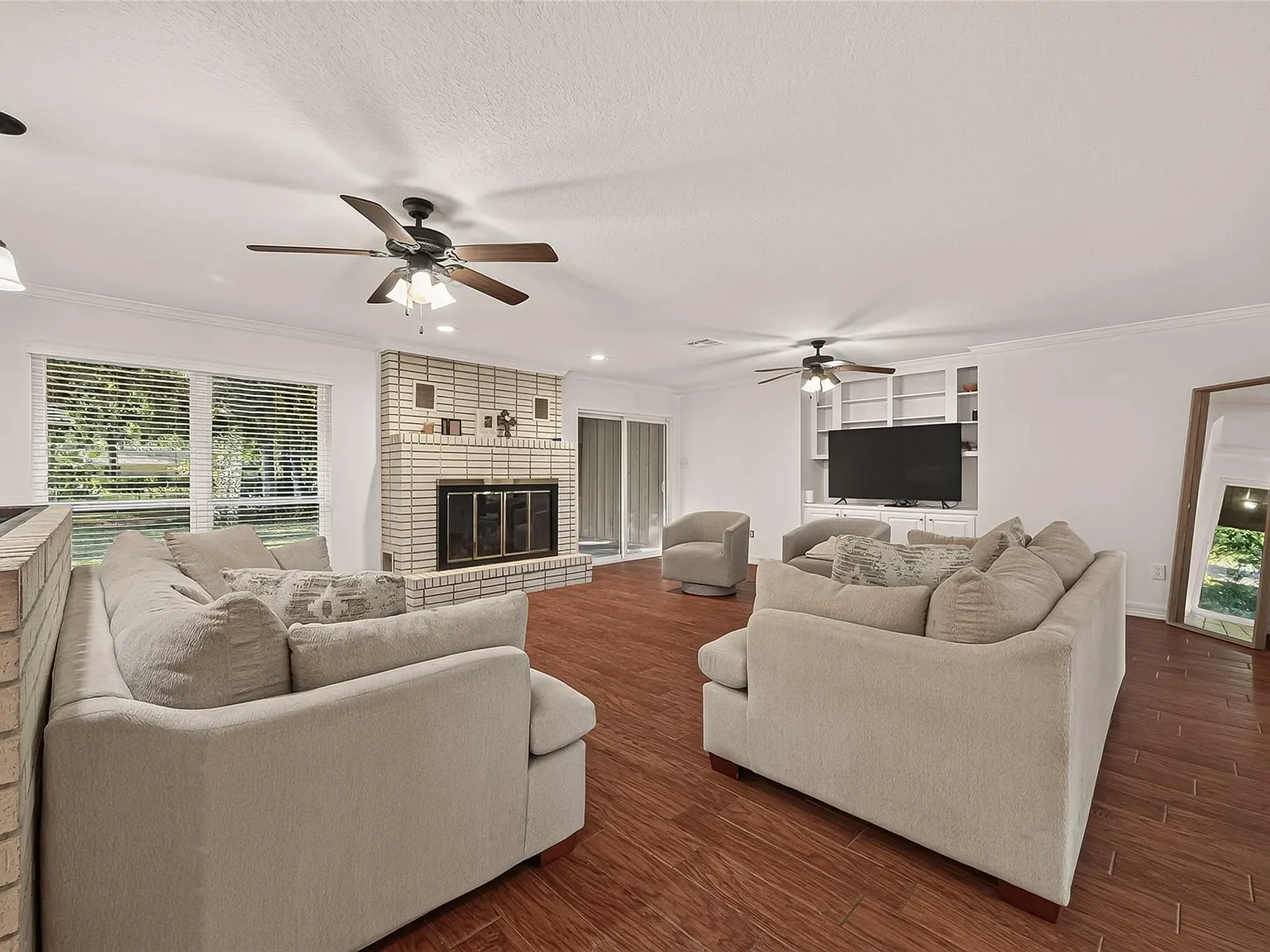 4 bed, 2.0 bath, 2502 sqft, $2,600 — Photo 2