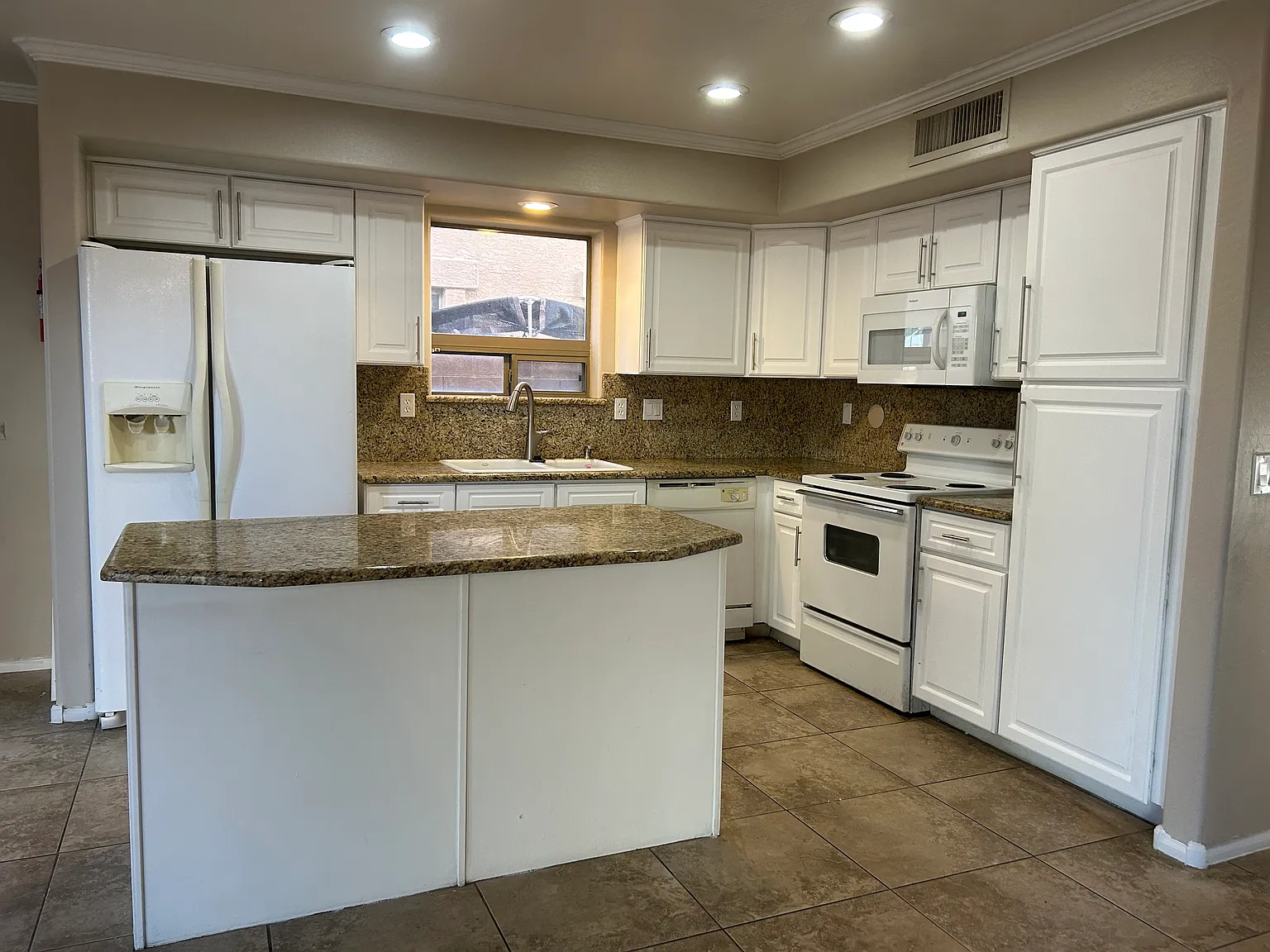 4 bed, 2.5 bath, 2400 sqft, $1,999 — Photo 3