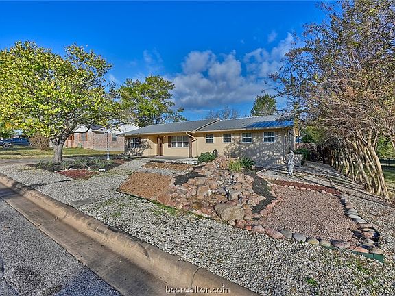 4th image of 1006 Top Hill Dr