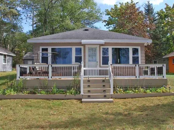 5913 Van Ettan Creek Dr, Oscoda, MI 48750