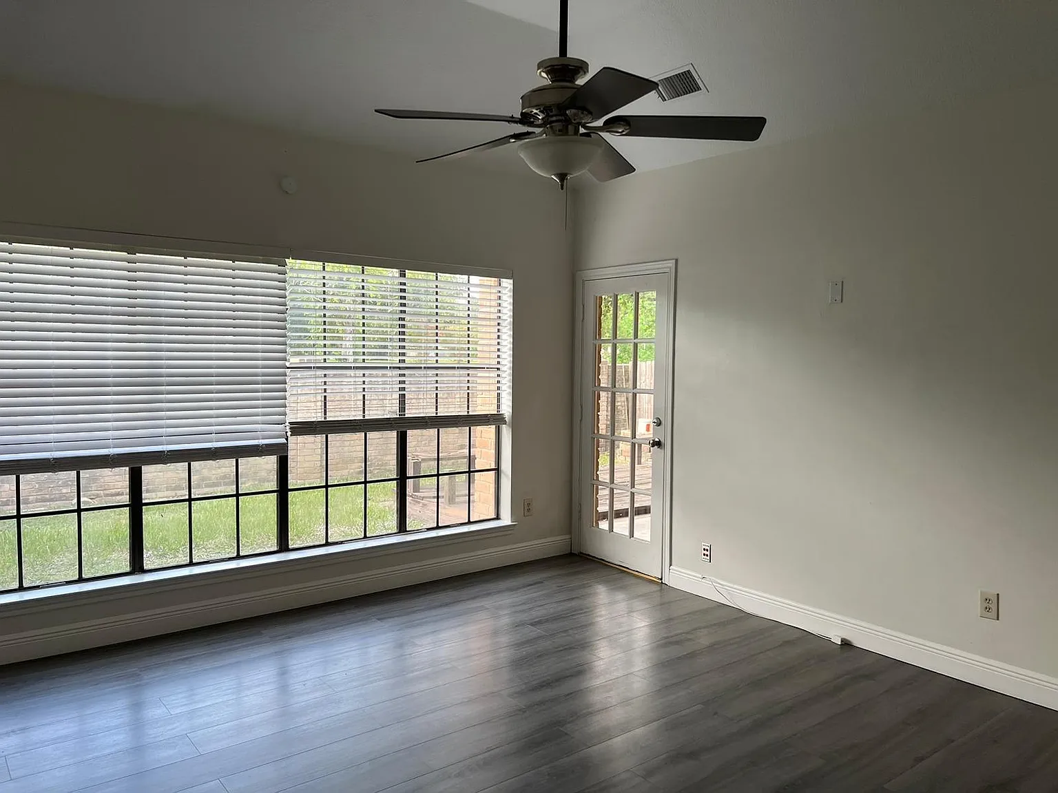 3 bed, 2.5 bath, 2306 sqft, $2,100 — Photo 2