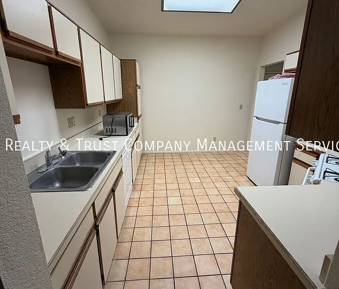 709 W Millbrook Ln — Photo 11