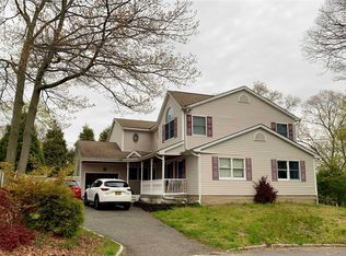 467 Lewis St, Holbrook, NY