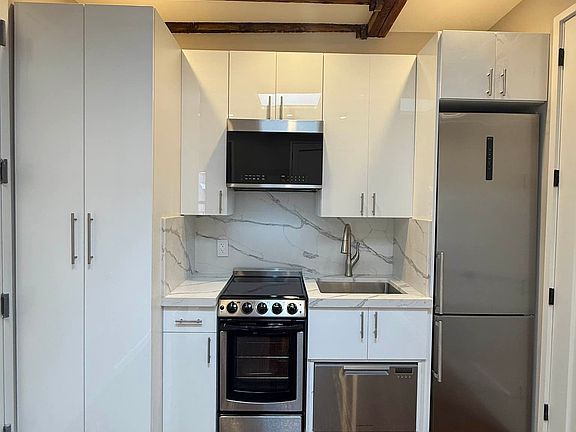 4th image of 216 Thompson St #Penthouse