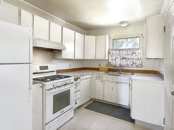 2nd image of 915 NE 4th St