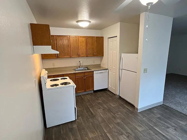 Crestwood Court Apartments — Photo 7