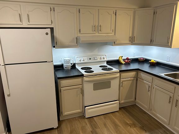 2nd image of 2816 Stoneleigh Dr