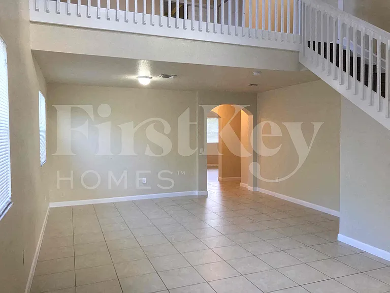 181 NE 30th Pl — Photo 2