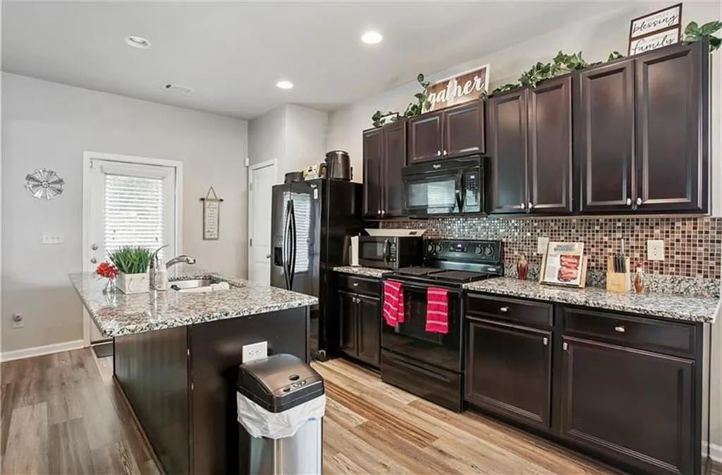 4 bed, 2.5 bath, 2094 sqft, $2,799 — Photo 3