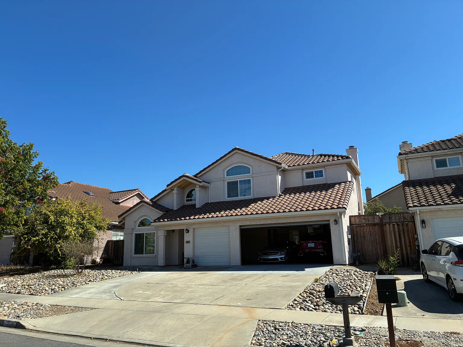 4 bed, 2200 sqft, $5,500 — Photo 2