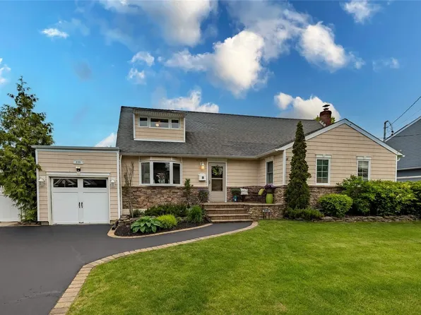 630 N Chicot Avenue, West Islip, NY 11795