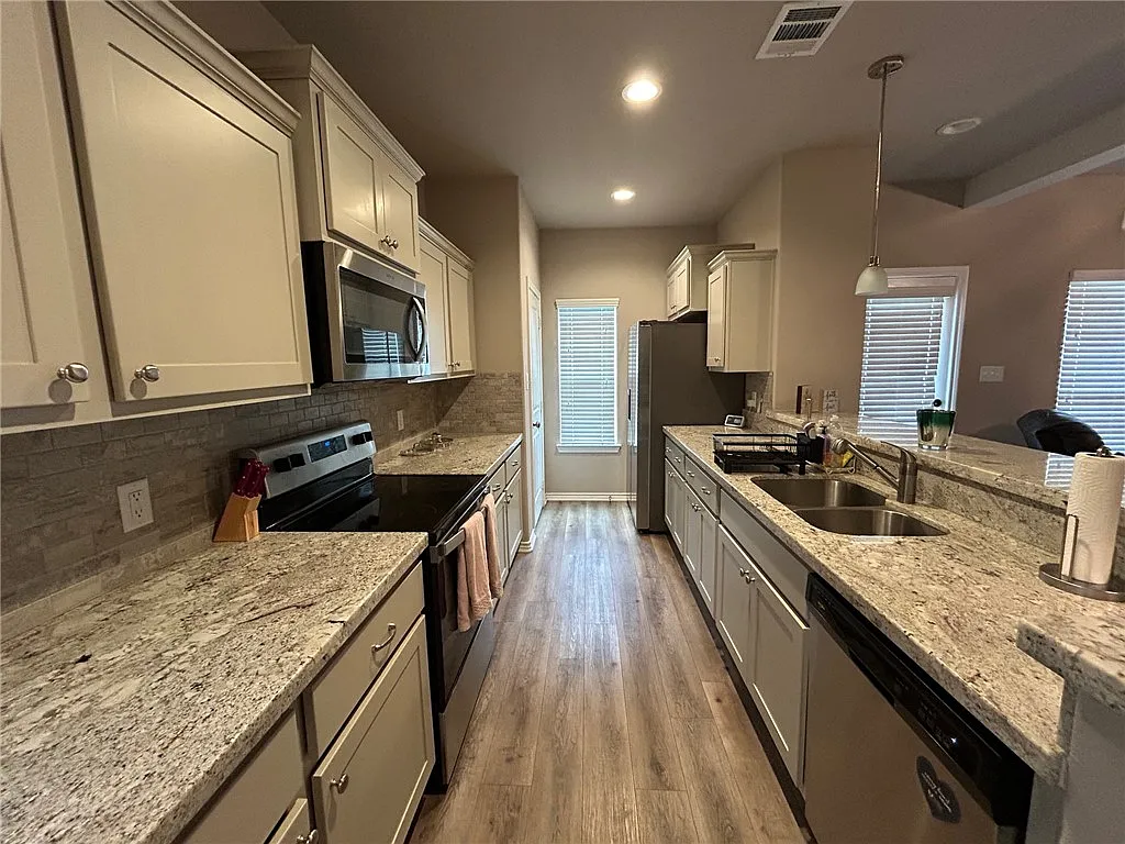 1 bed, 1722 sqft, $575 — Photo 4
